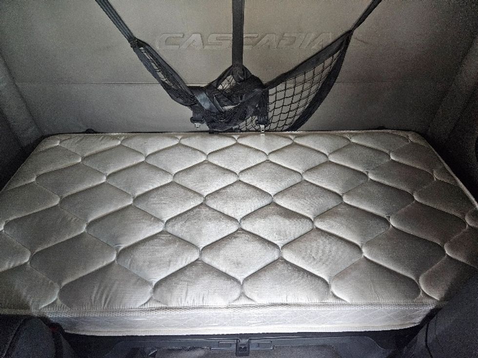 Sleeper Tractor-Heavy Duty Tractors-Freightliner-2020-T12664ST-Moberly-MO-625,205\n\t\tmiles-$ 51,000 - Image 17