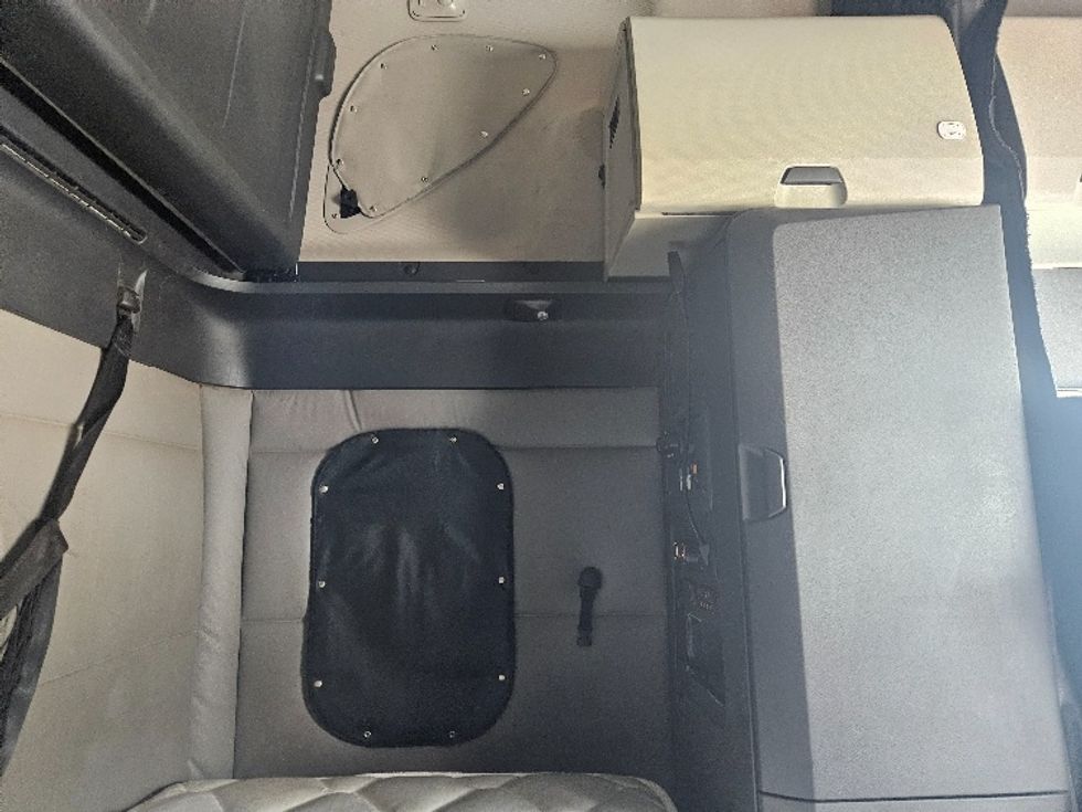 Sleeper Tractor-Heavy Duty Tractors-Freightliner-2020-T12664ST-Moberly-MO-625,205\n\t\tmiles-$ 51,000 - Image 18