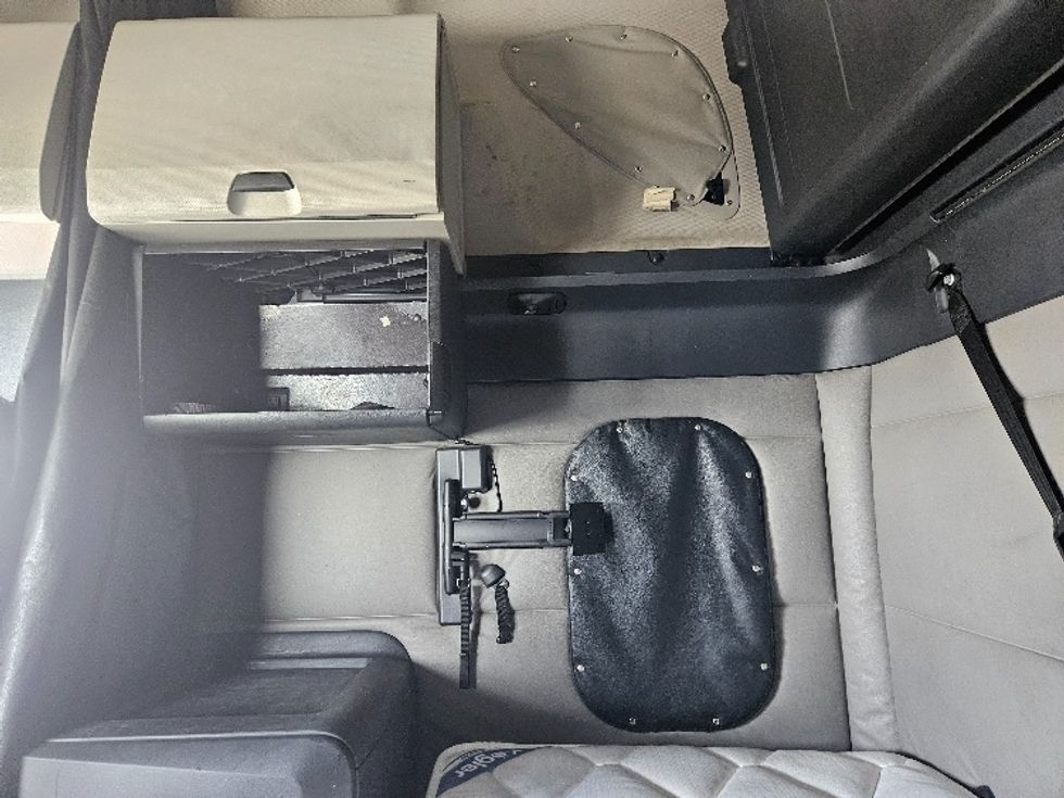 Sleeper Tractor-Heavy Duty Tractors-Freightliner-2020-T12664ST-Moberly-MO-625,205\n\t\tmiles-$ 51,000 - Image 19