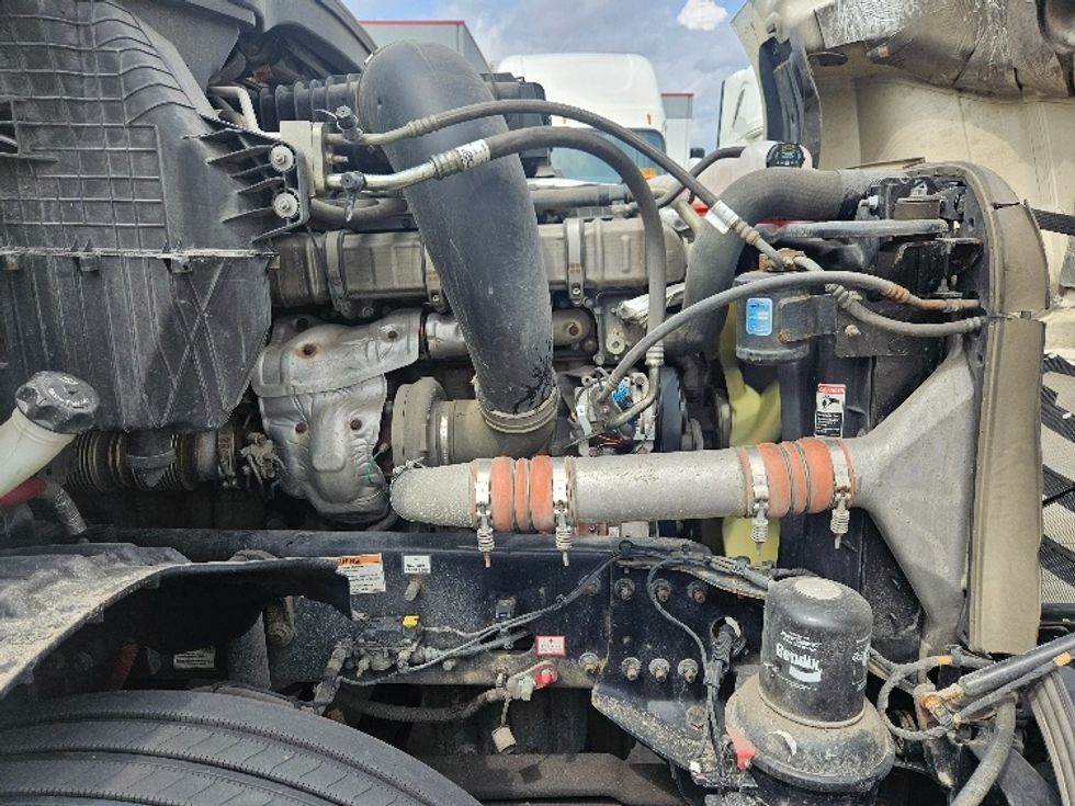 Sleeper Tractor-Heavy Duty Tractors-Freightliner-2020-T12664ST-Moberly-MO-625,205\n\t\tmiles-$ 51,000 - Image 20