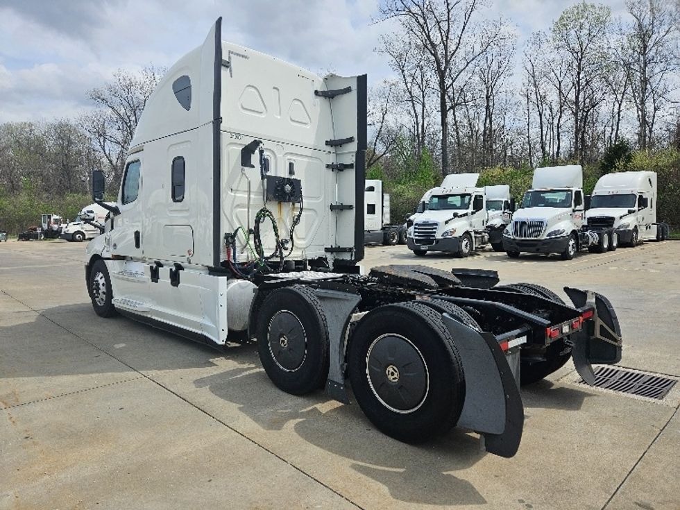 Sleeper Tractor-Heavy Duty Tractors-Freightliner-2020-T12664ST-Moberly-MO-625,205\n\t\tmiles-$ 51,000 - Image 5