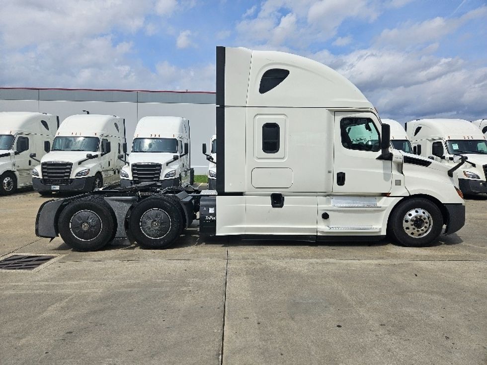Sleeper Tractor-Heavy Duty Tractors-Freightliner-2020-T12664ST-Moberly-MO-625,205\n\t\tmiles-$ 51,000 - Image 8
