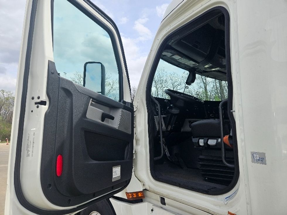 Sleeper Tractor-Heavy Duty Tractors-Freightliner-2020-T12664ST-Moberly-MO-625,205\n\t\tmiles-$ 51,000 - Image 9