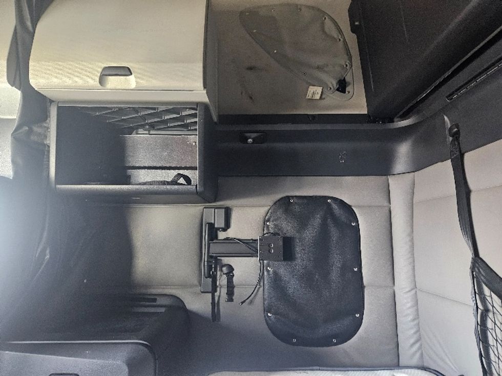 Sleeper Tractor-Heavy Duty Tractors-Freightliner-2020-T12664ST-Moberly-MO-632,420\n\t\tmiles-$ 54,750 - Image 19