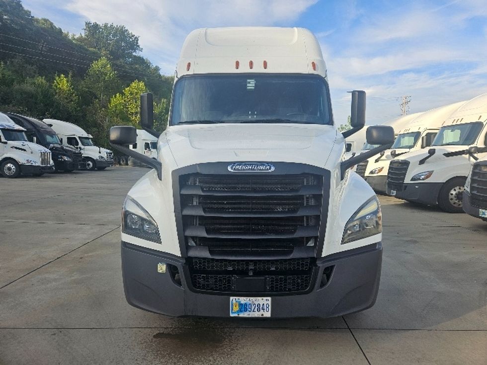 2020 Freightliner Cascadia 126" Sleeper Cab photo 2
