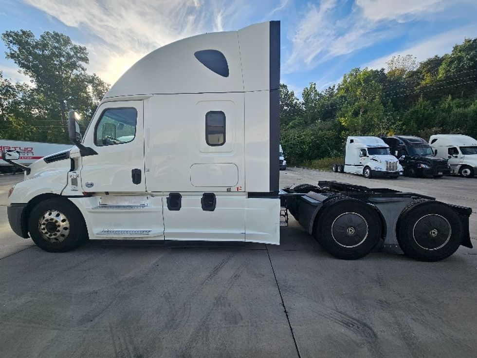 2020 Freightliner Cascadia 126" Sleeper Cab photo 4