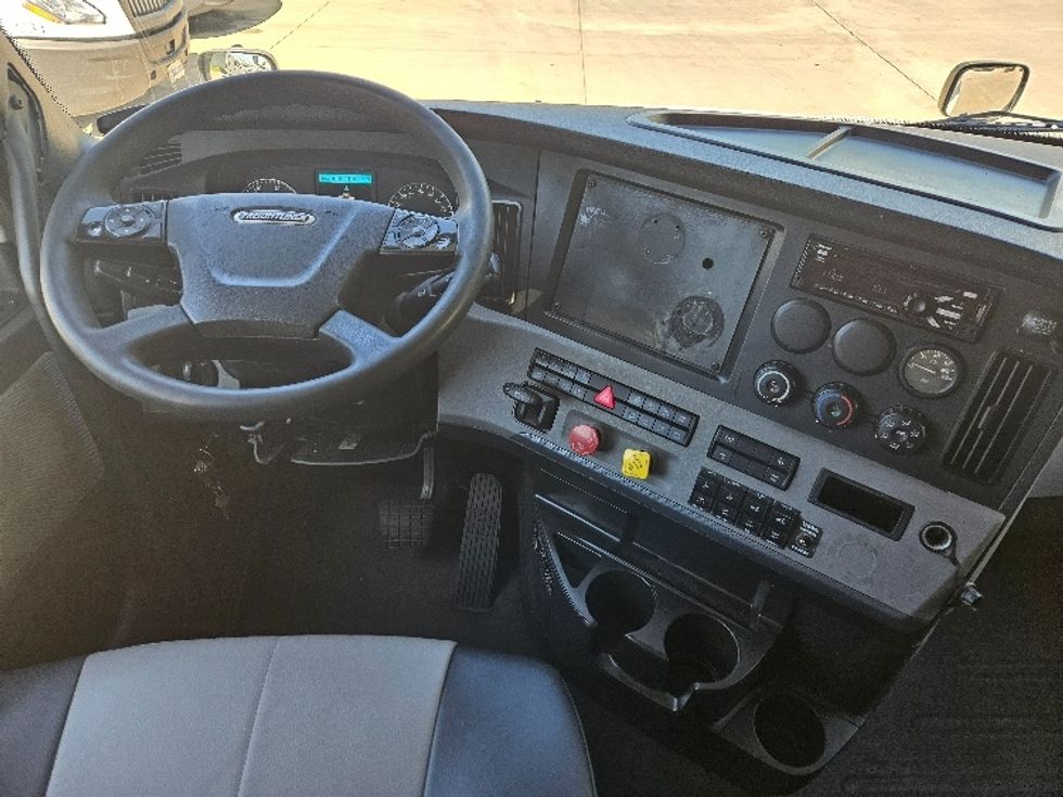 Sleeper Tractor-Heavy Duty Tractors-Freightliner-2020-T12664ST-Moberly-MO-638,821\n\t\tmiles-$ 50,000 - Image 11