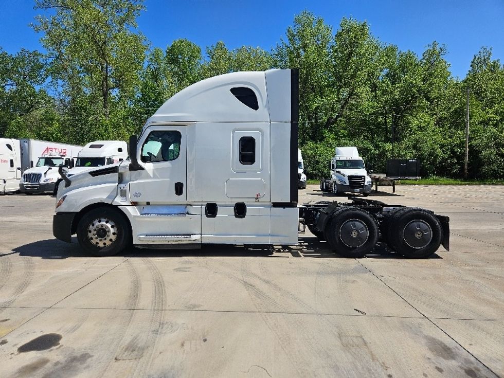 Sleeper Tractor-Heavy Duty Tractors-Freightliner-2020-T12664ST-Moberly-MO-638,821\n\t\tmiles-$ 50,000 - Image 4