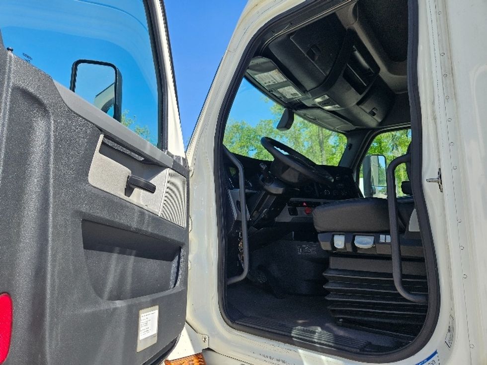 Sleeper Tractor-Heavy Duty Tractors-Freightliner-2020-T12664ST-Moberly-MO-638,821\n\t\tmiles-$ 50,000 - Image 9