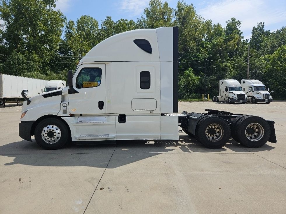 Sleeper Tractor-Heavy Duty Tractors-Freightliner-2020-T12664ST-Moberly-MO-639,404\n\t\tmiles-$ 54,250 - Image 4