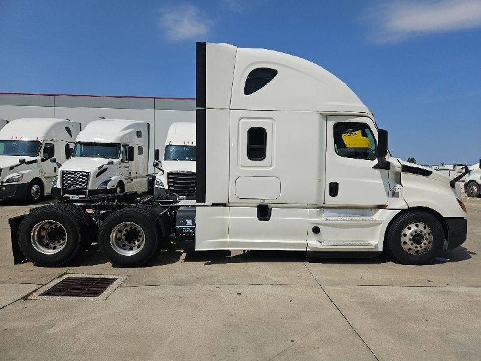 Sleeper Tractor-Heavy Duty Tractors-Freightliner-2020-T12664ST-Moberly-MO-639,404\n\t\tmiles-$ 54,250 - Image 8