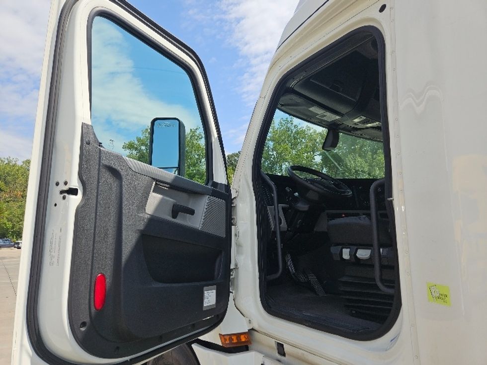 Sleeper Tractor-Heavy Duty Tractors-Freightliner-2020-T12664ST-Moberly-MO-639,404\n\t\tmiles-$ 54,250 - Image 9