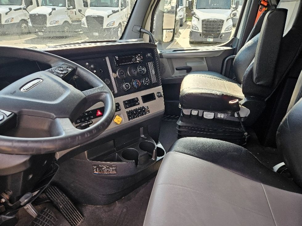 Sleeper Tractor-Heavy Duty Tractors-Freightliner-2020-T12664ST-Moberly-MO-639,481\n\t\tmiles-$ 49,750 - Image 10