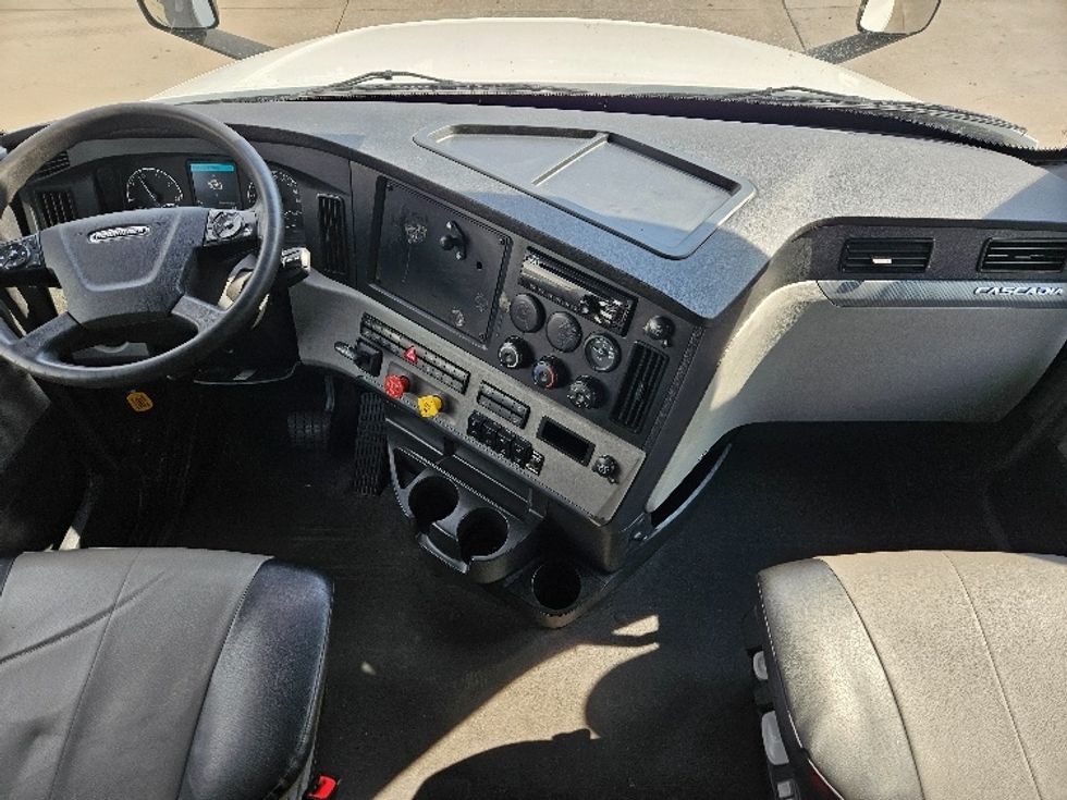 Sleeper Tractor-Heavy Duty Tractors-Freightliner-2020-T12664ST-Moberly-MO-639,481\n\t\tmiles-$ 49,750 - Image 12