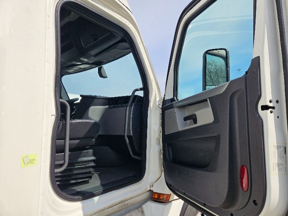 Sleeper Tractor-Heavy Duty Tractors-Freightliner-2020-T12664ST-Moberly-MO-639,481\n\t\tmiles-$ 49,750 - Image 13