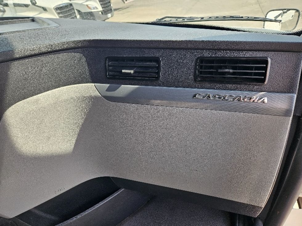 Sleeper Tractor-Heavy Duty Tractors-Freightliner-2020-T12664ST-Moberly-MO-639,481\n\t\tmiles-$ 49,750 - Image 14