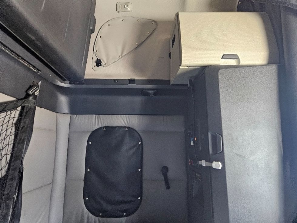 Sleeper Tractor-Heavy Duty Tractors-Freightliner-2020-T12664ST-Moberly-MO-639,481\n\t\tmiles-$ 49,750 - Image 18