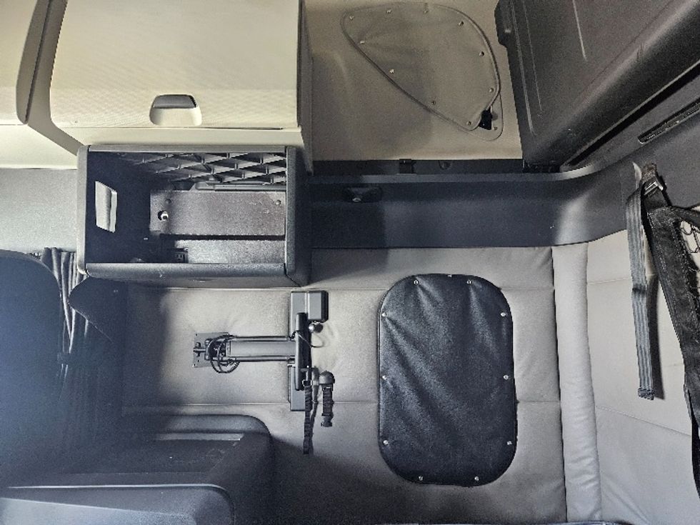 Sleeper Tractor-Heavy Duty Tractors-Freightliner-2020-T12664ST-Moberly-MO-639,481\n\t\tmiles-$ 49,750 - Image 19