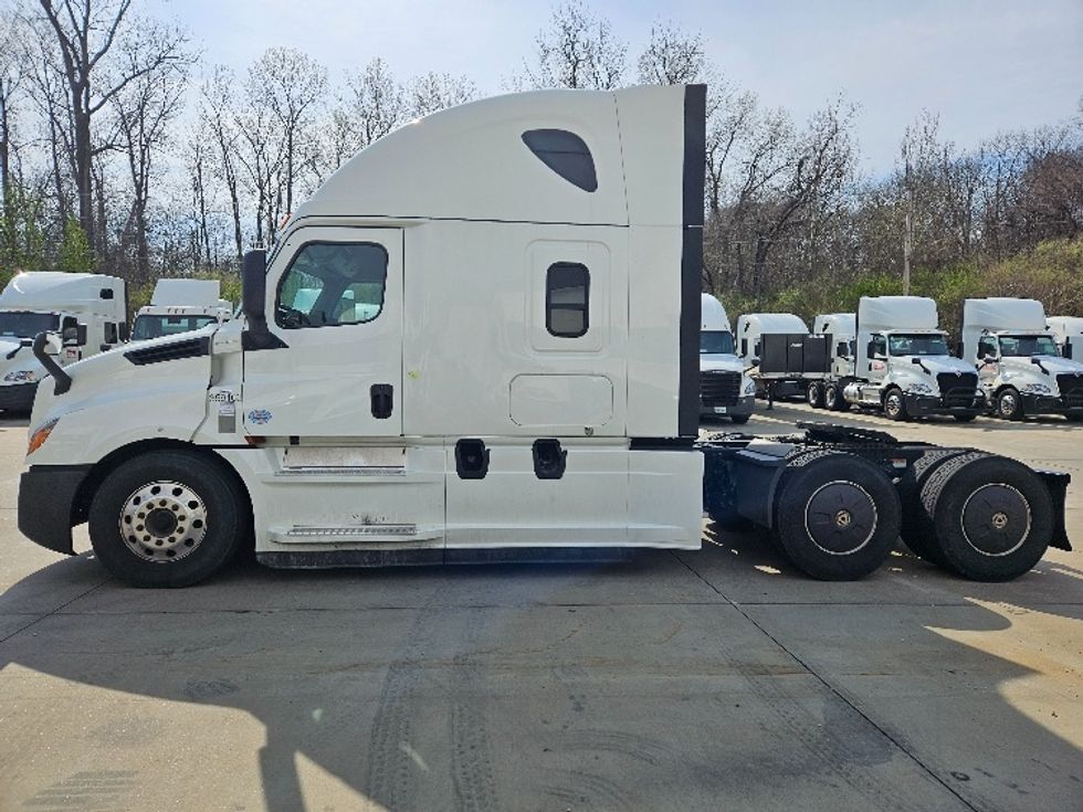 Sleeper Tractor-Heavy Duty Tractors-Freightliner-2020-T12664ST-Moberly-MO-639,481\n\t\tmiles-$ 49,750 - Image 4