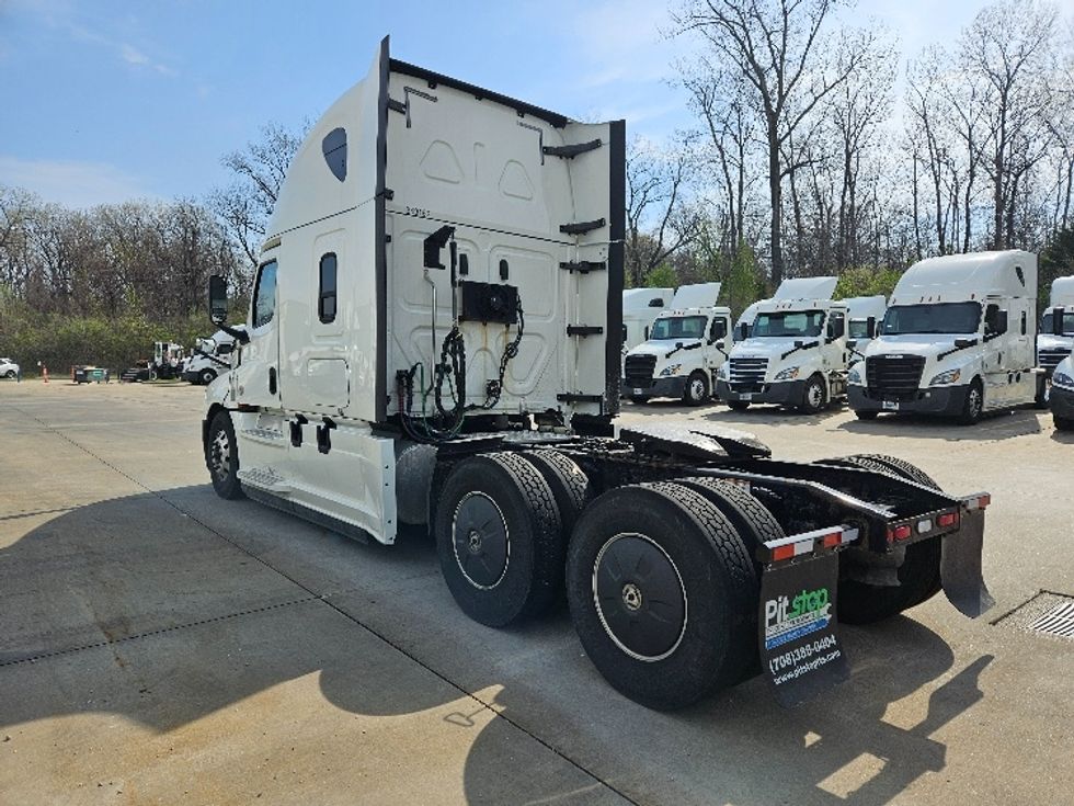 Sleeper Tractor-Heavy Duty Tractors-Freightliner-2020-T12664ST-Moberly-MO-639,481\n\t\tmiles-$ 49,750 - Image 5