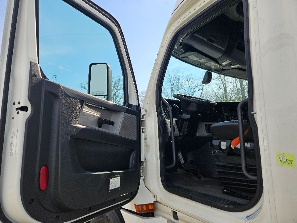 Sleeper Tractor-Heavy Duty Tractors-Freightliner-2020-T12664ST-Moberly-MO-639,481\n\t\tmiles-$ 49,750 - Image 9