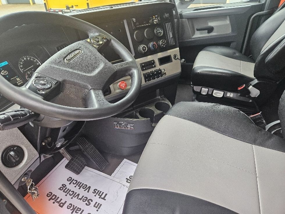 Sleeper Tractor-Heavy Duty Tractors-Freightliner-2020-T12664ST-Moberly-MO-641,594\n\t\tmiles-$ 53,000 - Image 10