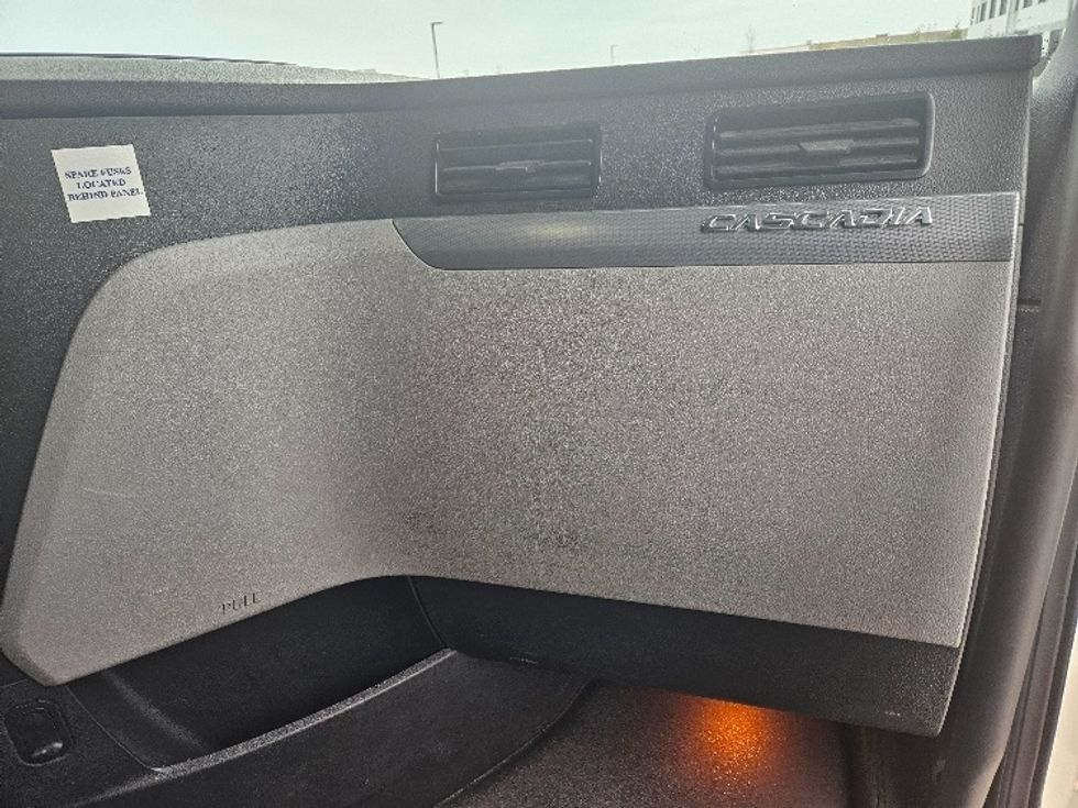 Sleeper Tractor-Heavy Duty Tractors-Freightliner-2020-T12664ST-Moberly-MO-641,594\n\t\tmiles-$ 53,000 - Image 14