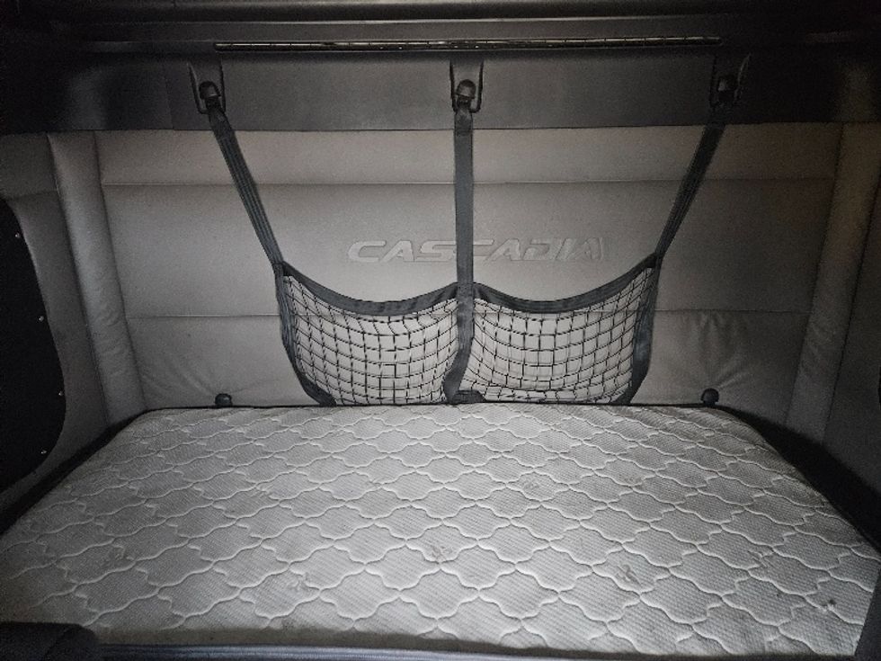 Sleeper Tractor-Heavy Duty Tractors-Freightliner-2020-T12664ST-Moberly-MO-641,594\n\t\tmiles-$ 53,000 - Image 16