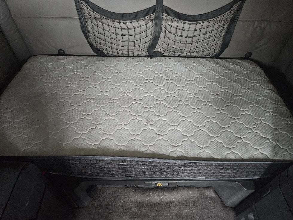 Sleeper Tractor-Heavy Duty Tractors-Freightliner-2020-T12664ST-Moberly-MO-641,594\n\t\tmiles-$ 53,000 - Image 17