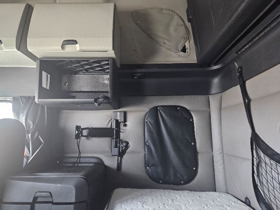 Sleeper Tractor-Heavy Duty Tractors-Freightliner-2020-T12664ST-Moberly-MO-641,594\n\t\tmiles-$ 53,000 - Image 19