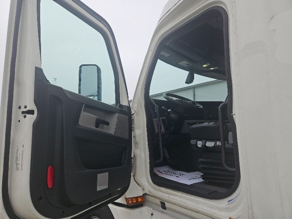 Sleeper Tractor-Heavy Duty Tractors-Freightliner-2020-T12664ST-Moberly-MO-641,594\n\t\tmiles-$ 53,000 - Image 9