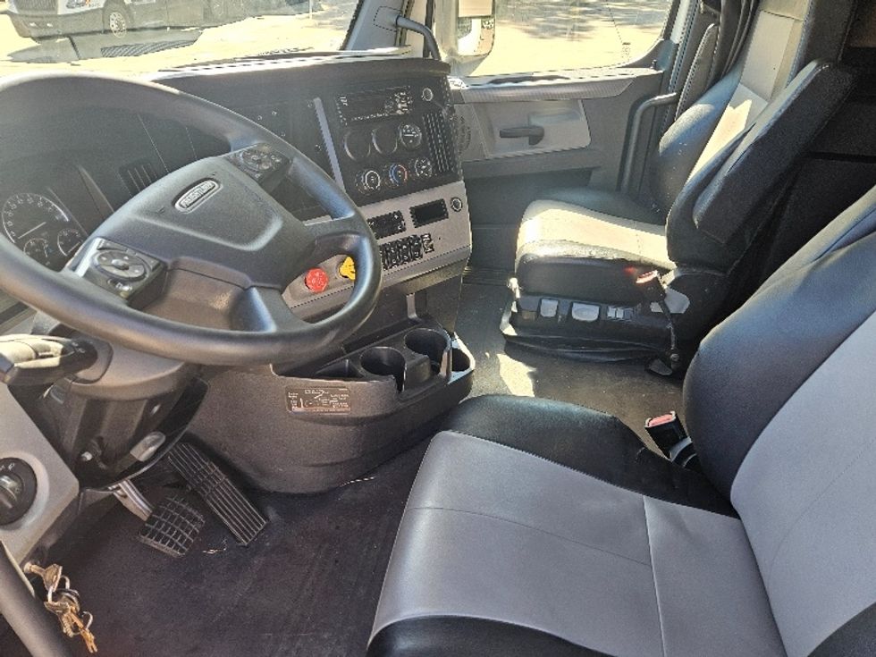 Sleeper Tractor-Heavy Duty Tractors-Freightliner-2020-T12664ST-Moberly-MO-645,598\n\t\tmiles-$ 53,750 - Image 10
