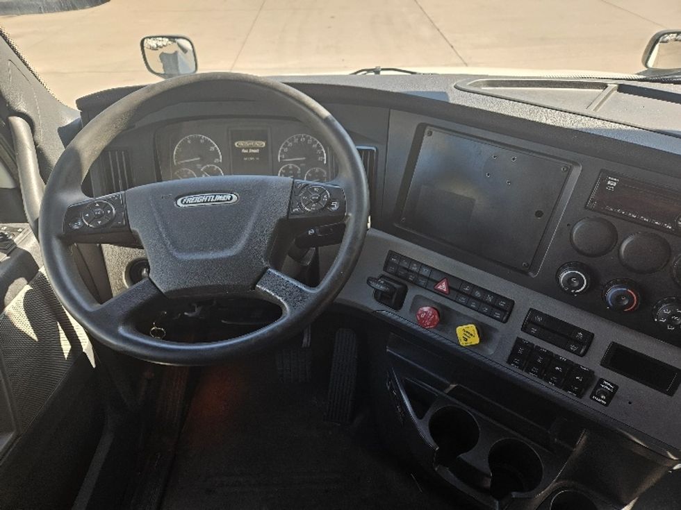 Sleeper Tractor-Heavy Duty Tractors-Freightliner-2020-T12664ST-Moberly-MO-645,598\n\t\tmiles-$ 53,750 - Image 11