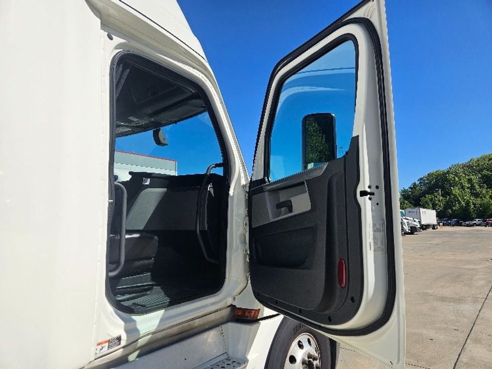 Sleeper Tractor-Heavy Duty Tractors-Freightliner-2020-T12664ST-Moberly-MO-645,598\n\t\tmiles-$ 53,750 - Image 13