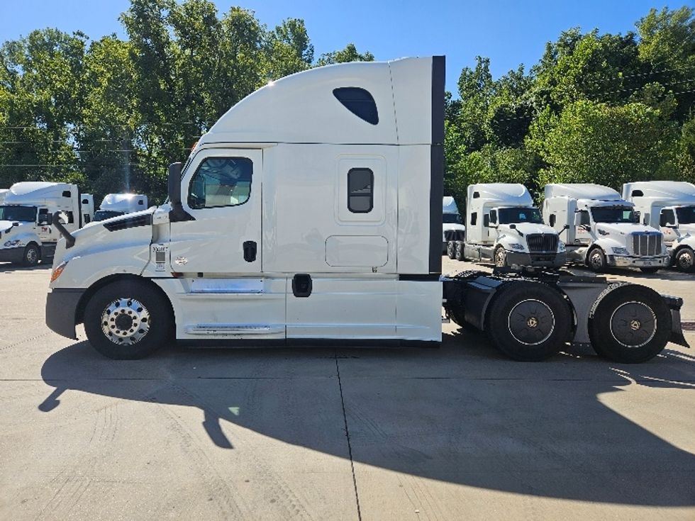 Sleeper Tractor-Heavy Duty Tractors-Freightliner-2020-T12664ST-Moberly-MO-645,598\n\t\tmiles-$ 53,750 - Image 4