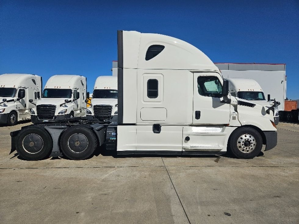 Sleeper Tractor-Heavy Duty Tractors-Freightliner-2020-T12664ST-Moberly-MO-645,598\n\t\tmiles-$ 53,750 - Image 8