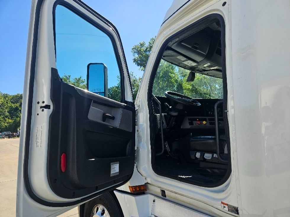 Sleeper Tractor-Heavy Duty Tractors-Freightliner-2020-T12664ST-Moberly-MO-645,598\n\t\tmiles-$ 53,750 - Image 9