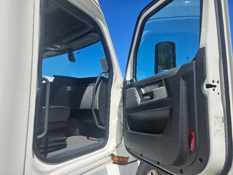 Sleeper Tractor-Heavy Duty Tractors-Freightliner-2020-T12664ST-Moberly-MO-654,900\n\t\tmiles-$ 48,750 - Image 13