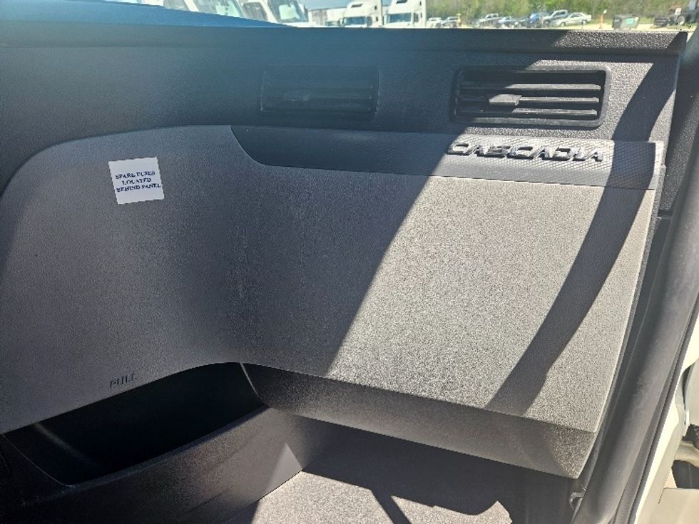 Sleeper Tractor-Heavy Duty Tractors-Freightliner-2020-T12664ST-Moberly-MO-654,900\n\t\tmiles-$ 48,750 - Image 14