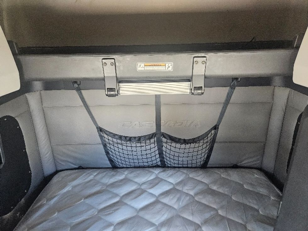 Sleeper Tractor-Heavy Duty Tractors-Freightliner-2020-T12664ST-Moberly-MO-654,900\n\t\tmiles-$ 48,750 - Image 16