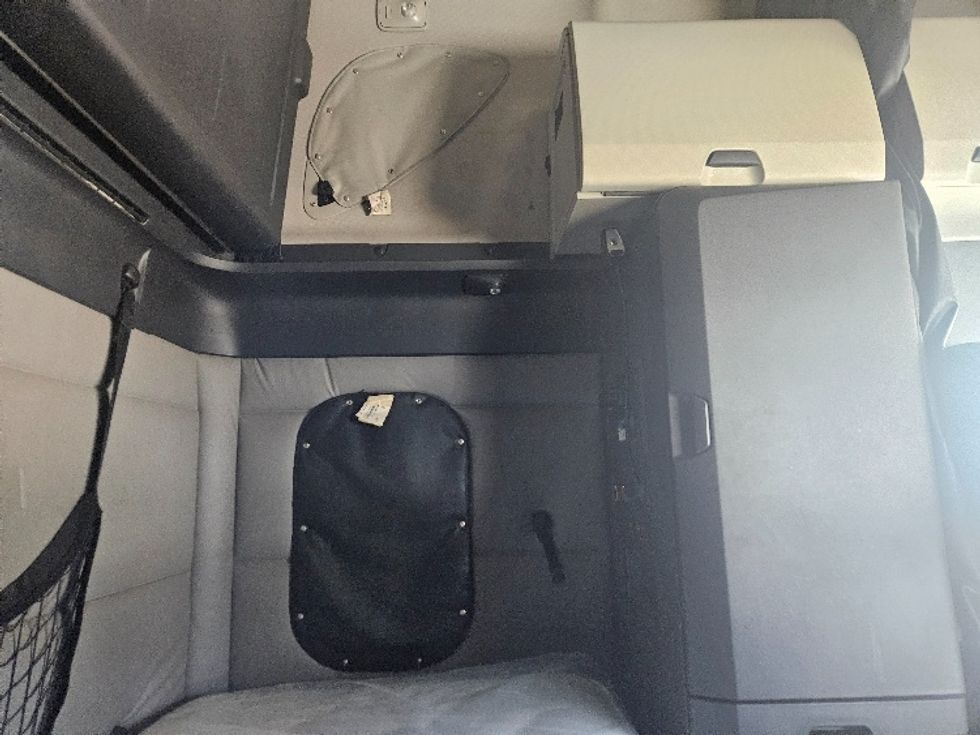 Sleeper Tractor-Heavy Duty Tractors-Freightliner-2020-T12664ST-Moberly-MO-654,900\n\t\tmiles-$ 48,750 - Image 18