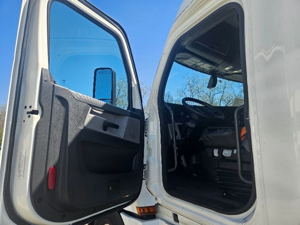 Sleeper Tractor-Heavy Duty Tractors-Freightliner-2020-T12664ST-Moberly-MO-654,900\n\t\tmiles-$ 48,750 - Image 9