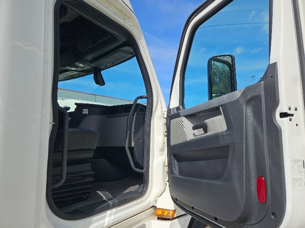 Sleeper Tractor-Heavy Duty Tractors-Freightliner-2020-T12664ST-Moberly-MO-656,087\n\t\tmiles-$ 47,500 - Image 13