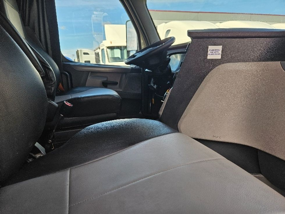 Sleeper Tractor-Heavy Duty Tractors-Freightliner-2020-T12664ST-Moberly-MO-656,087\n\t\tmiles-$ 47,500 - Image 15