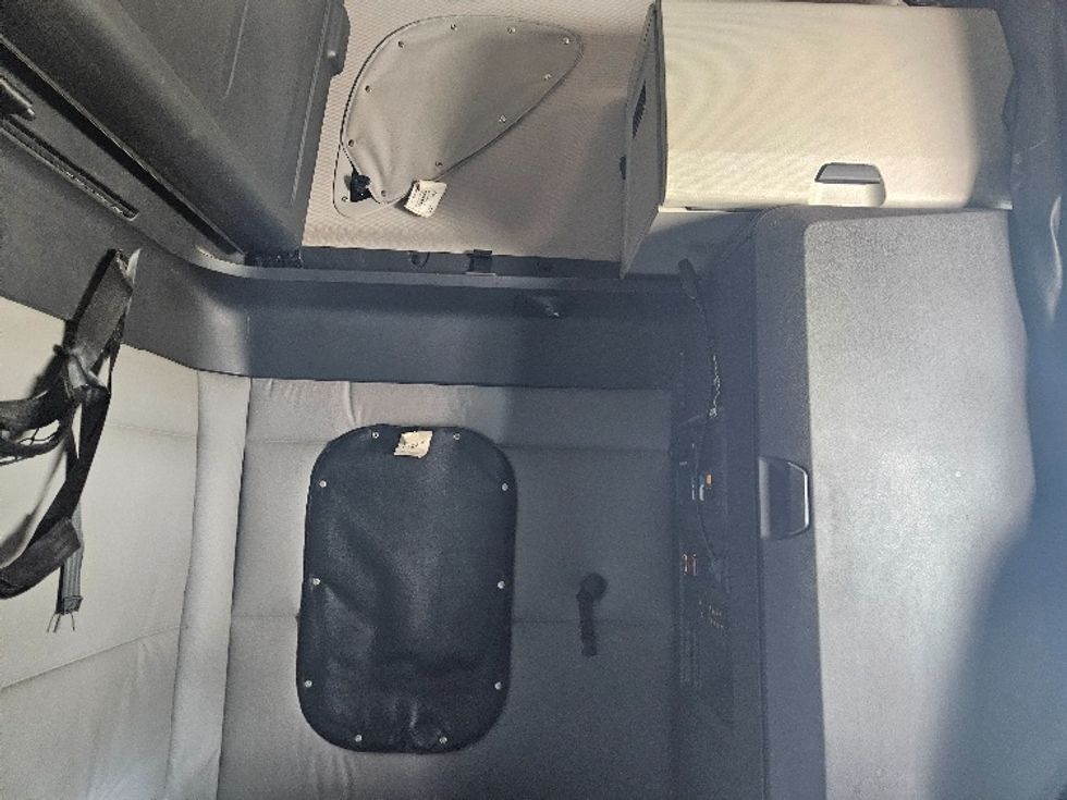 Sleeper Tractor-Heavy Duty Tractors-Freightliner-2020-T12664ST-Moberly-MO-656,087\n\t\tmiles-$ 47,500 - Image 18