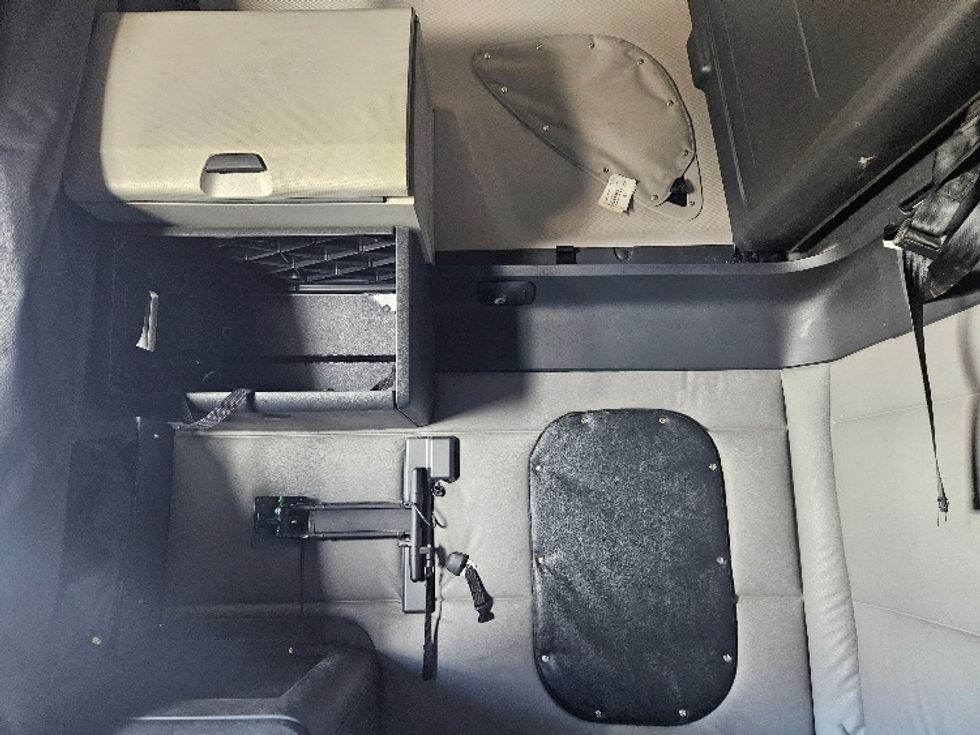 Sleeper Tractor-Heavy Duty Tractors-Freightliner-2020-T12664ST-Moberly-MO-656,087\n\t\tmiles-$ 47,500 - Image 19