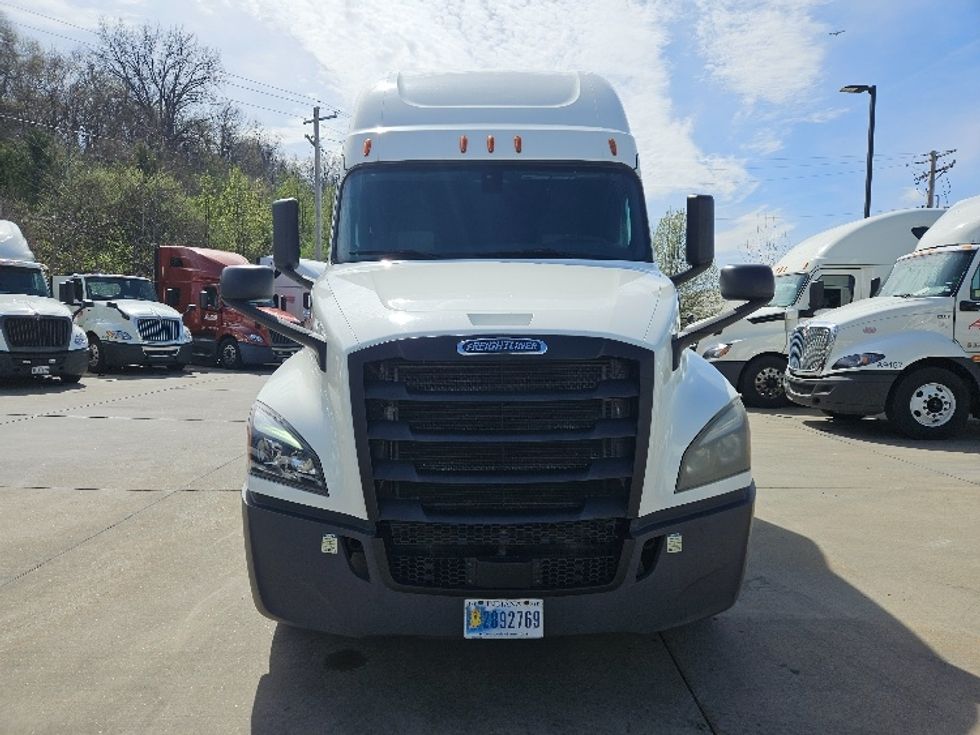 Sleeper Tractor-Heavy Duty Tractors-Freightliner-2020-T12664ST-Moberly-MO-656,087\n\t\tmiles-$ 47,500 - Image 2