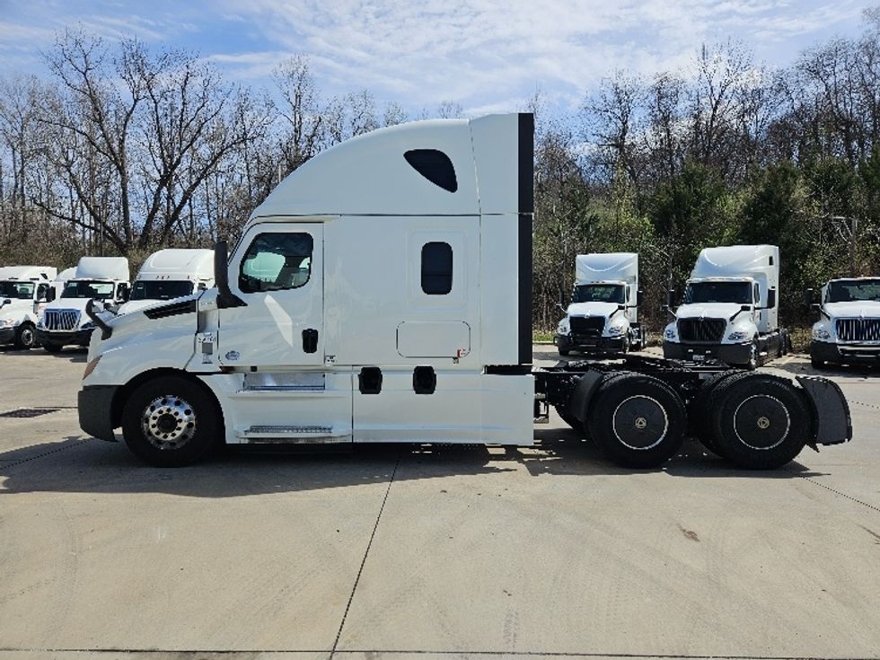 Sleeper Tractor-Heavy Duty Tractors-Freightliner-2020-T12664ST-Moberly-MO-656,087\n\t\tmiles-$ 47,500 - Image 4