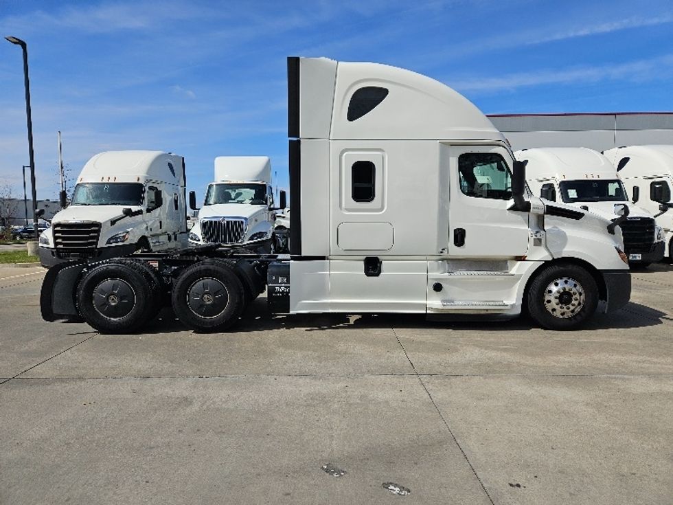Sleeper Tractor-Heavy Duty Tractors-Freightliner-2020-T12664ST-Moberly-MO-656,087\n\t\tmiles-$ 47,500 - Image 8