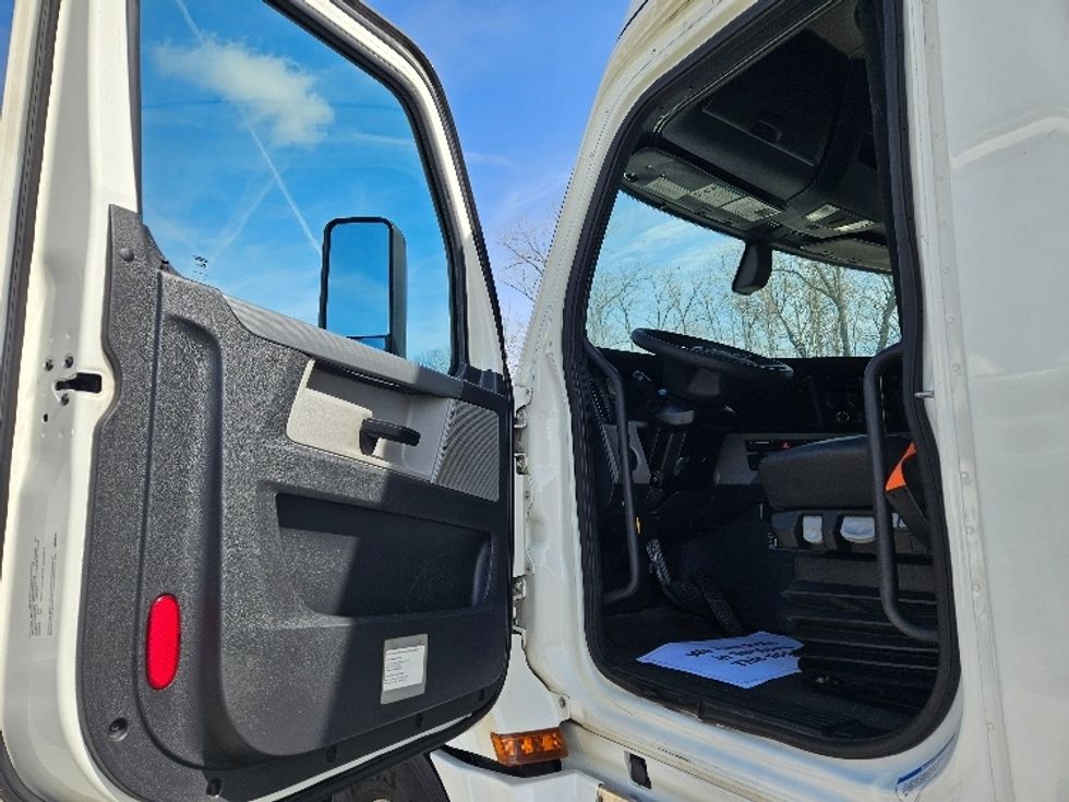 Sleeper Tractor-Heavy Duty Tractors-Freightliner-2020-T12664ST-Moberly-MO-656,087\n\t\tmiles-$ 47,500 - Image 9